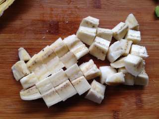 4、鲜果沙巴翁,香蕉去皮切丁