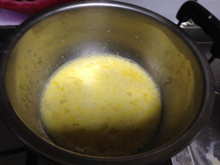 7、鲜果沙巴翁,将装有蛋液的碗放入蒸锅中，确保碗底不接触水（碗底不接触水是为了防止蛋液在加热的过程凝固）