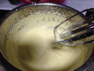 8、鲜果沙巴翁,整个制作的过程需要打蛋器不时的搅拌，（一是防止蛋液凝固；二是让蛋液越来越浓稠）最终，蛋液搅拌至糊状如图所示：提起打蛋器蛋糊明显滴落缓慢，蛋糊落下不会立刻消失。