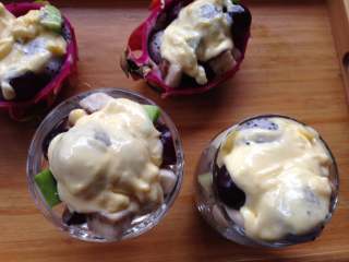 10、鲜果沙巴翁,将搅拌好的蛋糊倒入装有水果的烤碗中