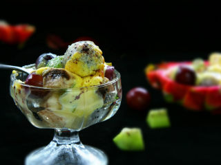 12、鲜果沙巴翁,表面撒少许可可粉或是糖粉即可食用。