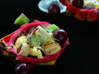 13、鲜果沙巴翁,也可以做成不烘烤的沙巴翁，用火龙果的皮做了容器，也省的去洗刷了