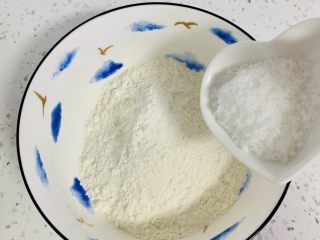 2、一次发酵——虾仁牛肉肠披萨,面粉中加入糖