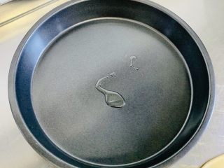 11、一次发酵——虾仁牛肉肠披萨,八寸的模具滴入一点点的玉米油