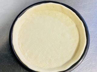 12、一次发酵——虾仁牛肉肠披萨,擀好的饼皮直接摆放在模具上