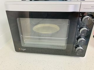 13、一次发酵——虾仁牛肉肠披萨,我这儿的室温26度。 直接放入烤箱一次发酵25分钟。(烤箱没有开发酵功能)