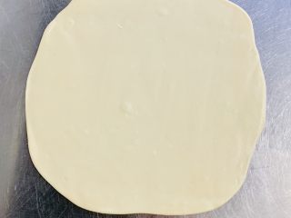 10、一次发酵——虾仁牛肉肠披萨,擀成直径24厘米的饼皮