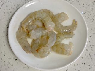 15、一次发酵——虾仁牛肉肠披萨,大虾去皮挑去虾线