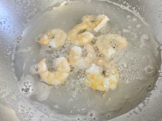 16、一次发酵——虾仁牛肉肠披萨,锅中烧水,水开放入虾仁煮2分钟。
