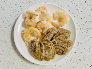 17、一次发酵——虾仁牛肉肠披萨,牛肉肠切片,虾仁煮好备用。