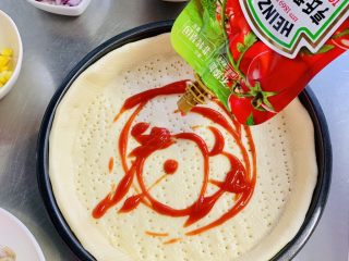 19、一次发酵——虾仁牛肉肠披萨,加入番茄沙司