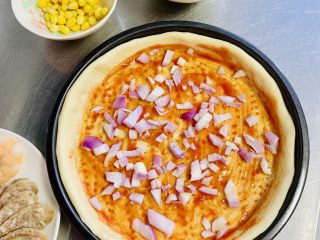 21、一次发酵——虾仁牛肉肠披萨,放入洋葱碎