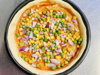 22、一次发酵——虾仁牛肉肠披萨,放入玉米粒、青豆