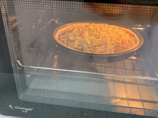 25、一次发酵——虾仁牛肉肠披萨,烤箱提前预热上下火180度,烤25分钟。