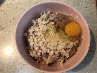 7、蘑菇小姐便当,加入肉馅里，我这个是之前包包子多的肉馅，里面有胡萝卜、洋葱、玉米，你可以按照自己喜欢加入食材，打入一个鸡蛋，加盐，胡椒粉等，调下味道