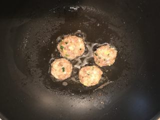 11、蘑菇小姐便当,锅里倒一点点油，开小火将肉饼煎熟