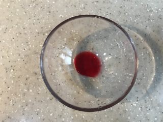 15、蘑菇小姐便当,取一点红菜根的汁液