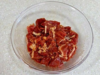 12、黑椒牛肉披萨,充分抓匀，腌制30分钟