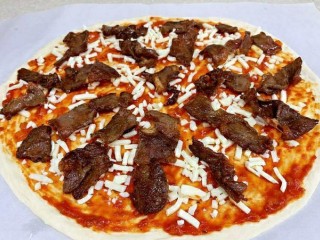 21、黑椒牛肉披萨,铺上牛肉