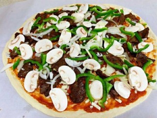 22、黑椒牛肉披萨,再铺上青椒丝，洋葱碎和口蘑片