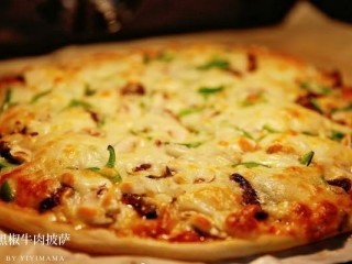 24、黑椒牛肉披萨,放入预热的烤箱210度15分钟即可(时间可以根据自家烤箱温度受热程度调整)