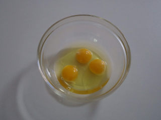 3、一次就成功的芒果牛奶布丁,将鸡蛋打散