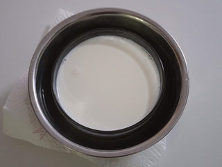 4、一次就成功的芒果牛奶布丁,把纯牛奶倒在碗里，再倒入白糖，隔着热水将白糖溶化。