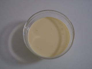 6、一次就成功的芒果牛奶布丁,把鸡蛋液和牛奶的混合液过滤一至两遍