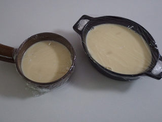 7、一次就成功的芒果牛奶布丁,将蛋液倒入容器中，并用保鲜膜裹上