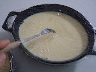 8、一次就成功的芒果牛奶布丁,并用叉子叉些小洞