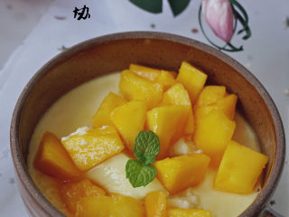 11、一次就成功的芒果牛奶布丁,放入冰箱冷藏数小时，味道更佳！