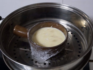 9、一次就成功的芒果牛奶布丁,放入蒸锅中蒸煮10至15分钟左右（具体时间根据实际情况而定）