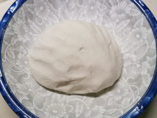 2、油炸汤圆,和成面团