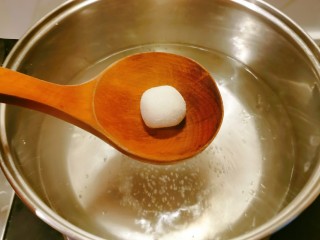 10、油炸汤圆,汤锅烧开水  放入包好的汤圆