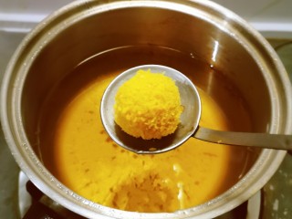 16、油炸汤圆,5-6成热放入裹好面包糠的汤圆