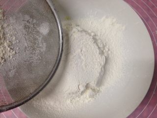 1、桃酥饼干,低粉和小苏打混合过筛