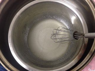 2、桃酥饼干,糖和玉米油混合隔温水使糖稍微融化