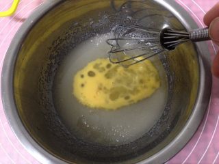 3、桃酥饼干,加入全蛋液