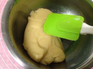 6、桃酥饼干,用刮刀切拌均匀