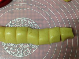 7、桃酥饼干,然后搓成长条，分割成大小一致的面团（每个大约18克左右）