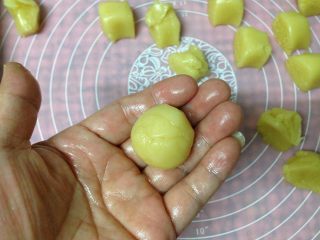 8、桃酥饼干,用手团成小球