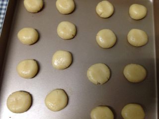 9、桃酥饼干,排入烤盘后稍微压扁（烤箱预热170度）