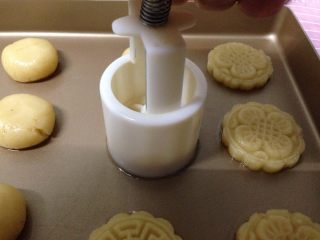 10、桃酥饼干,用50克的月饼模压出花纹