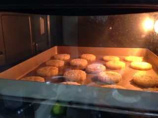 12、桃酥饼干,放入预热好的烤箱、中层、烘烤20分钟，上色合适即可