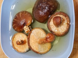 2、糯米福袋豆腐包,香菇放水中泡发。