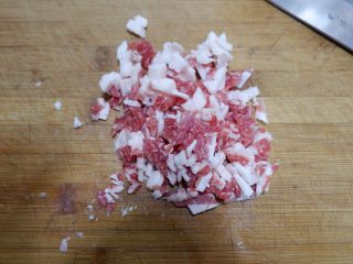 3、糯米福袋豆腐包,五花肉切成丁。