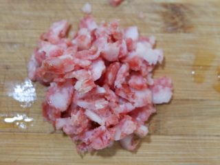 6、糯米福袋豆腐包,腊肠切成丁