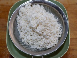 10、糯米福袋豆腐包,浸泡好的糯米沥干水份。