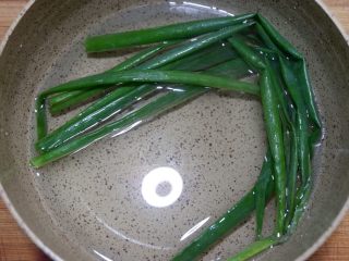 21、糯米福袋豆腐包,放热水中烫软取出放至不烫手