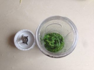 4、清明时节艾糍香,将煮过的艾叶捞起来后拧干水份,加190克水,放入料理杯